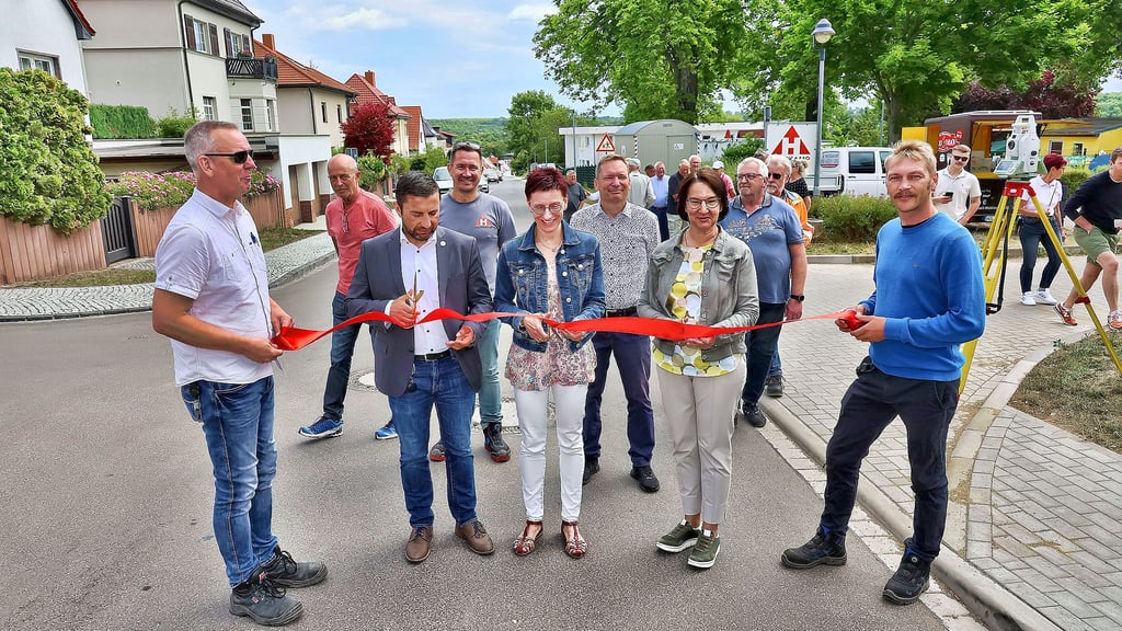 Vertreter von Stadt, Stadtwerken und Abwasserzweckverband eröffnen die St.-Jakobi-Straße mit dem symbolischen Banddurchschnitt.