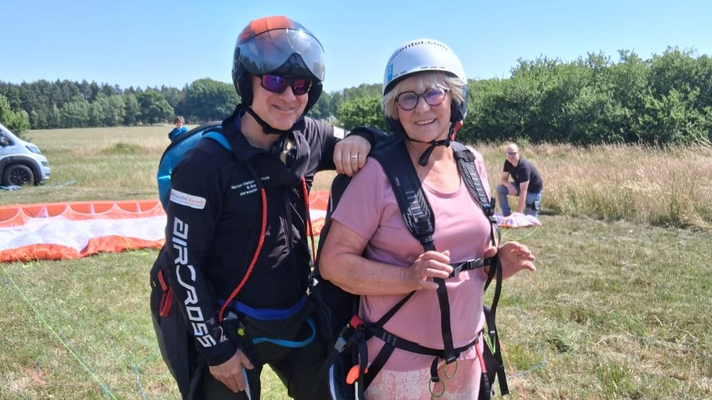 Diese Rentnerin liebt Action: Angelika Barwisch war anlässlich ihres 78. Geburtstages in Stapelburg im Harz Gleitschirmfliegen.