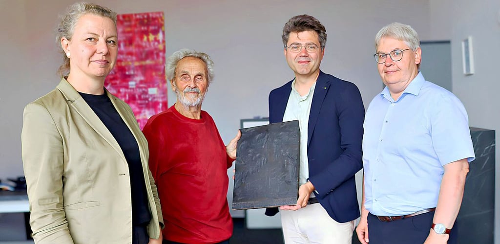 OB Robert Reck erhält von Hans Wohlmann einen Holzschnitt.
