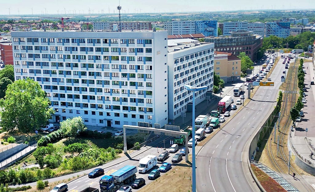 Fahrzeug an Fahrzeug: Rückstau vor dem Riebeckplatz