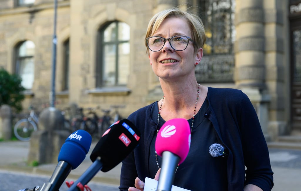 Hannovers Polizeipräsidentin Gwendolin von der Osten berichtet von Disziplinarmaßnahmen gegen zwei Polizisten, die wegen Diebstahls vor Gericht stehen.