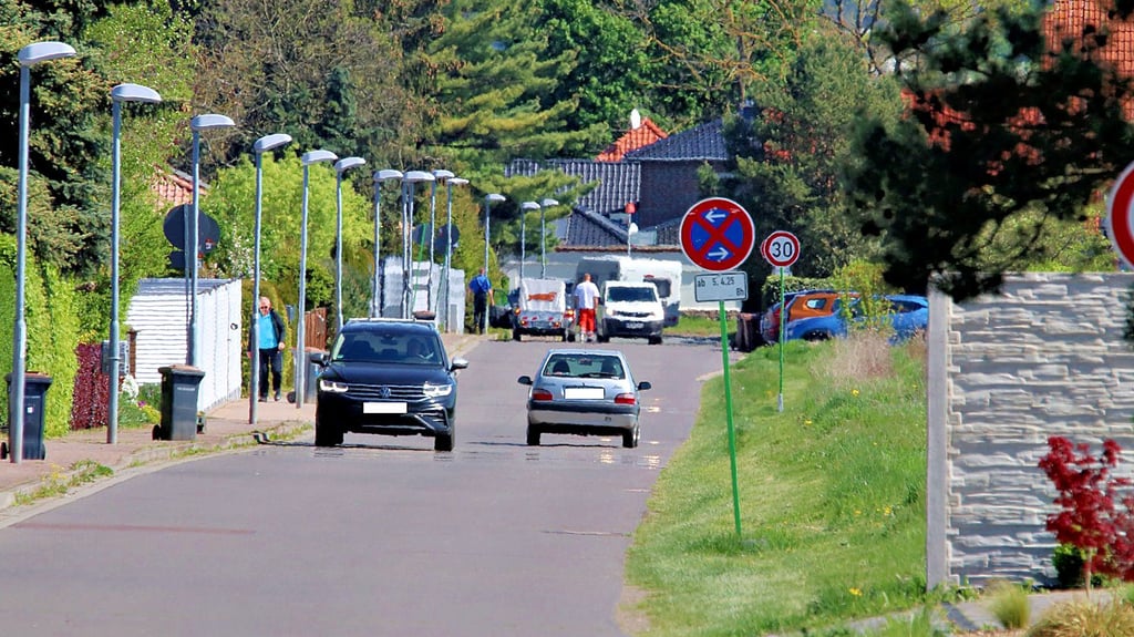 Der Kirschweg in Möser war durch die Sperrung der Bundesstraße B1 viel befahren. das hat die Nebenstraße ramponiert.