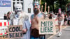 Cool bleiben: Der Appell eines Teilnehmers an einem Christopher Street Day (CSD) in Hamburg. (Illustration)