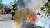Die Flammen fraßen sich durch das Grasland, immer am Feldrand entlang.