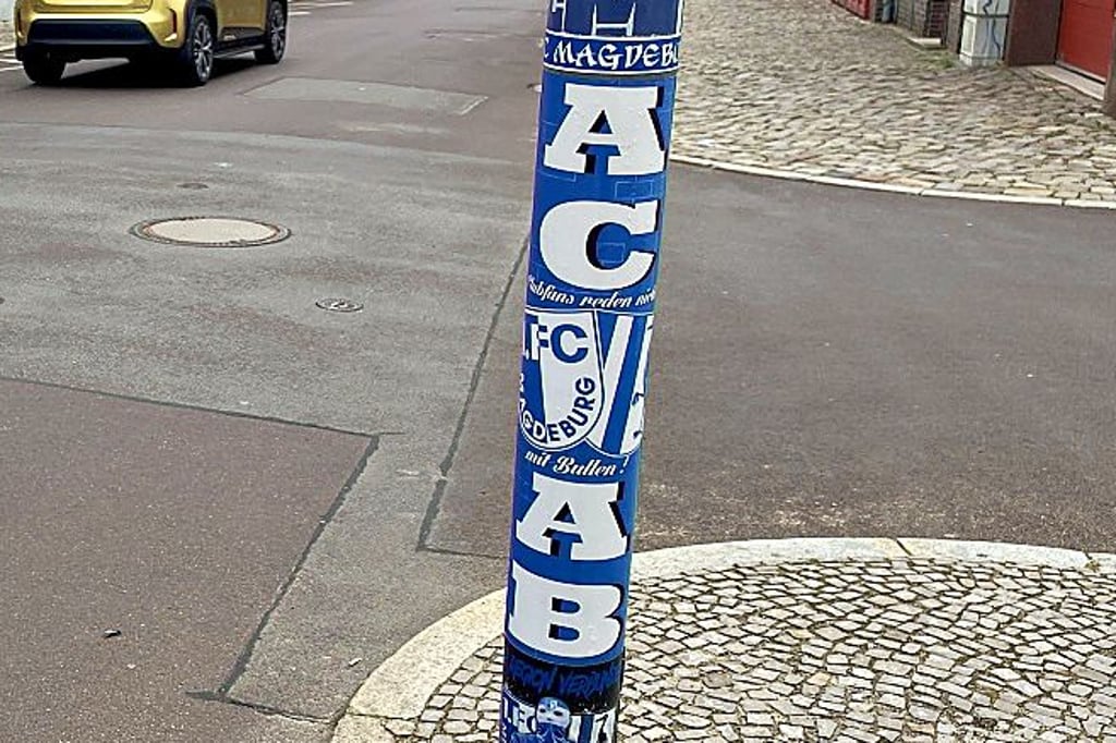 Fansticker des FCM mit dem Aufdruck ACAB (All Cops Are Bastards), zu deutsch: Alle Polizisten sind Bastarde.