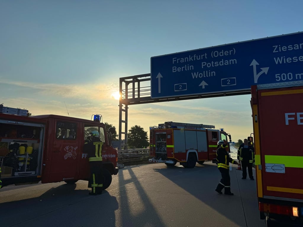 Nach dem Unfall eines Tanklasters auf der A2 bei Ziesar kamen auch die Feuerwehren aus Theeßen, Küsel und Wüstenjerichow zum Einsatz. Die Autobahn ist nach wie vor in Fahrtrichtung Berlin gesperrt.