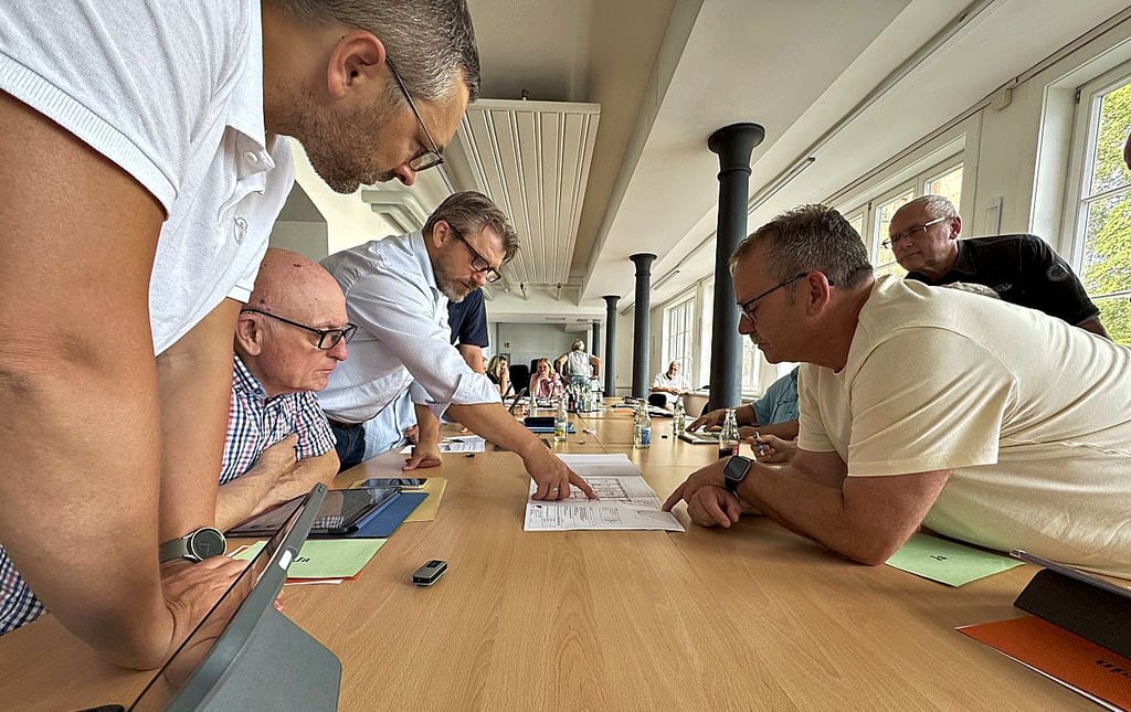 Hier schauen sich die Stadträte die Planungen an.
