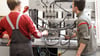 In einem Bildungs- und Technologiezentrum der Handwerkskammer arbeiten angehende Kraftfahrzeugmechatroniker an einer hydraulischen Anlage. (Archivbild)
