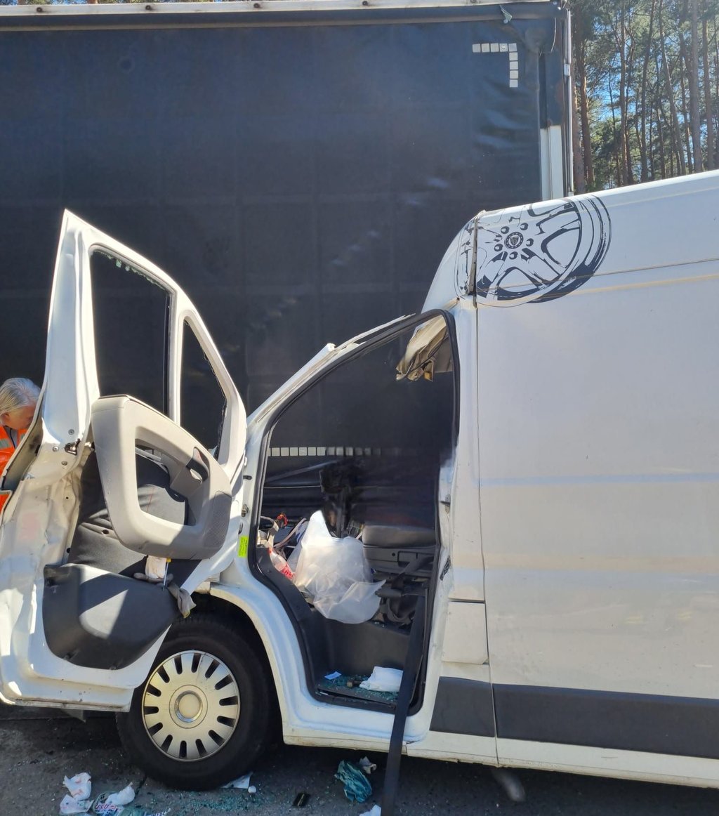 Auf der Autobahn 2 in Fahrtrichtung Berlin ist es zwischen Burg und Theeßen zu einem heftigen Unfall gekommen: Ein Transporter ist auf einen Lkw aufgefahren.