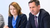 Ministerpräsident Lies (r) setzt für seine Investitionsoffensive auch auf neue Schulden.