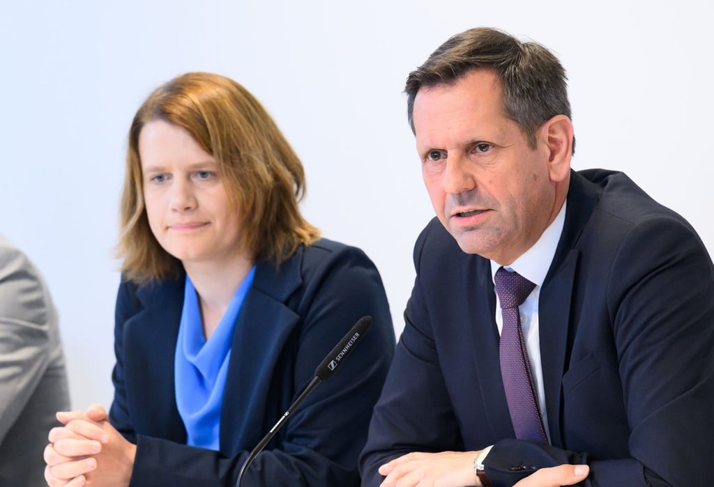 Ministerpräsident Lies (r) setzt für seine Investitionsoffensive auch auf neue Schulden.