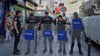 Türkische Polizisten stehen in einer Sicherheitslinie während des jährlichen LGBTQ+ Pride Marsches.