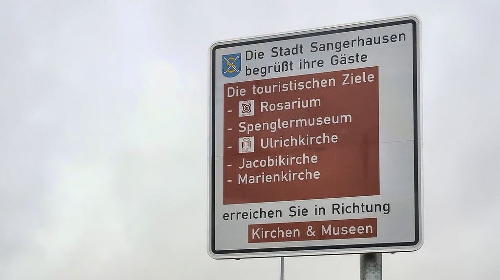 Solche Schilder für den Tourismus - wie sie in Sangerhausen bereits stehen - kommen auch in die Stadt Hettstedt.