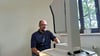 Bürgermeister Kay Gericke versucht sich an der neuen Technik.