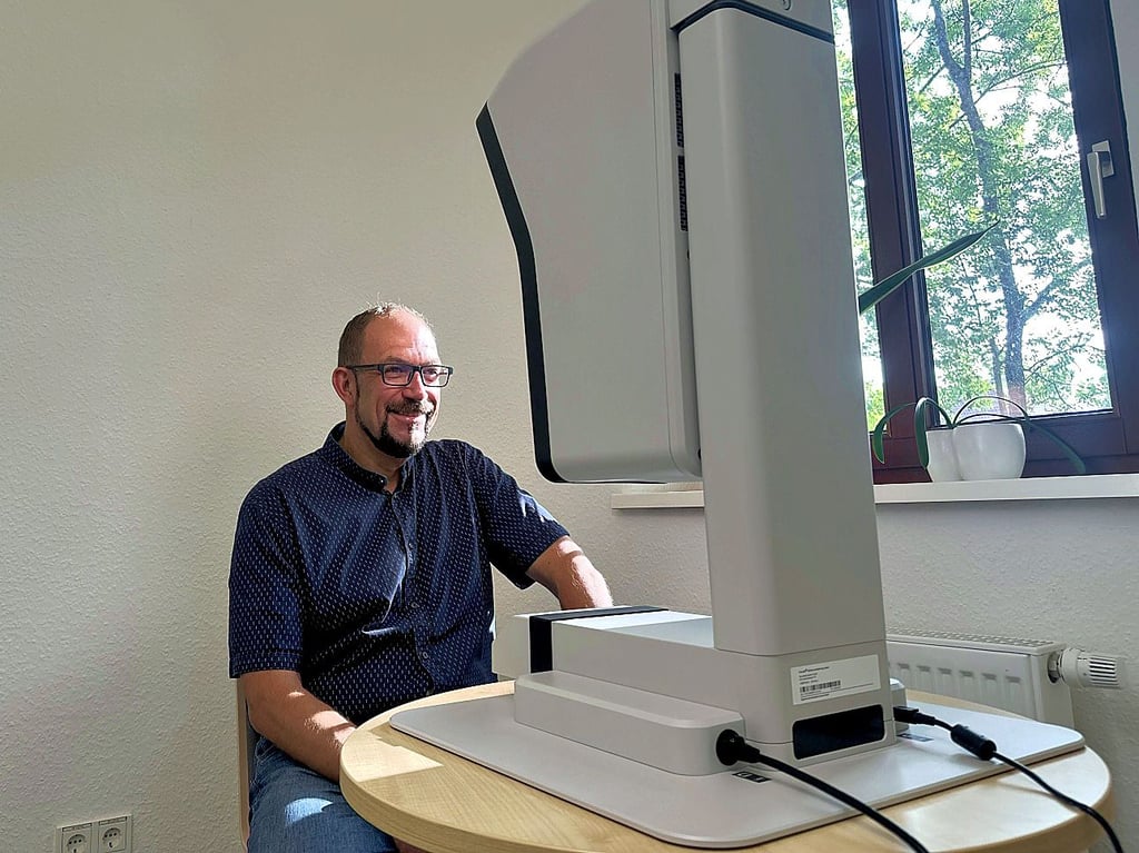 Bürgermeister Kay Gericke versucht sich an der neuen Technik.