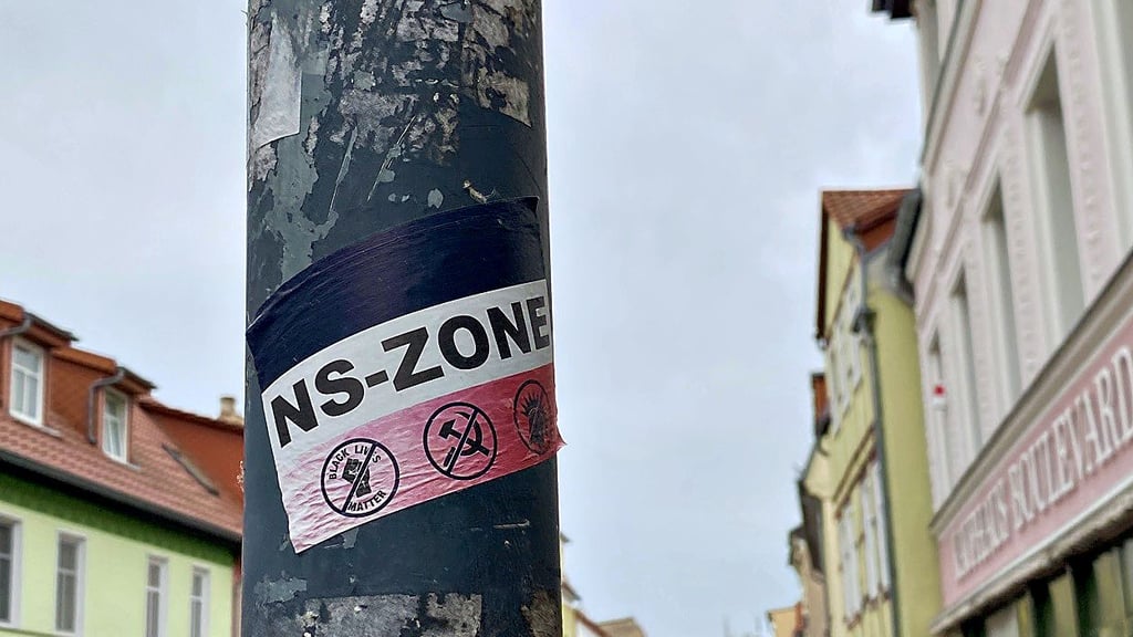 Ein Sticker der rechten Szene, gehalten in den Farben des Deutschen Reiches, mit der Aufschrift „NS-Zone“.