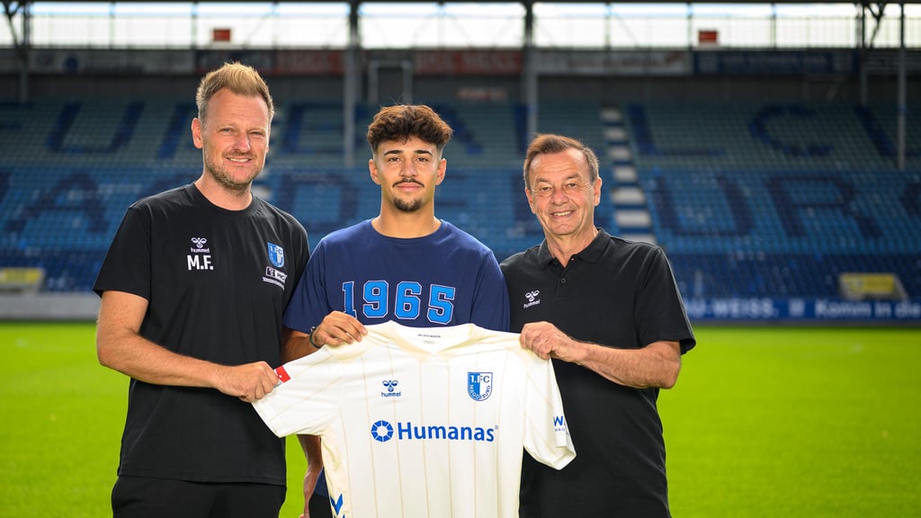 Laurin Ulrich ist der erste Akteur, den Neu-Trainer Markus Fiedler (l.) und Sportchef Otmar Schork gemeinsam präsentieren.