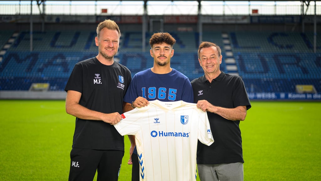 Laurin Ulrich ist der erste Akteur, den Neu-Trainer Markus Fiedler (l.) und Sportchef Otmar Schork gemeinsam präsentieren.