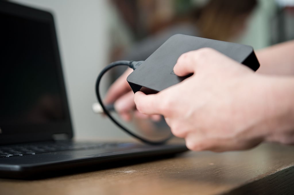 SSDs speichern Daten im Test deutlich schneller als USB-Sticks oder HDDs.