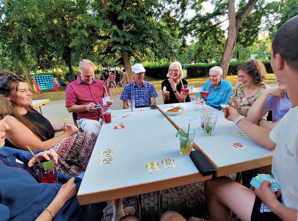 Gute Laune ist vorprogrammiert: Krakeln, orakeln, zocken oder Bomben entschärfen? Die Teilnehmer des Gnadauer Spieleabends küren ihre Favoriten für das Spiel des Jahres 2025.