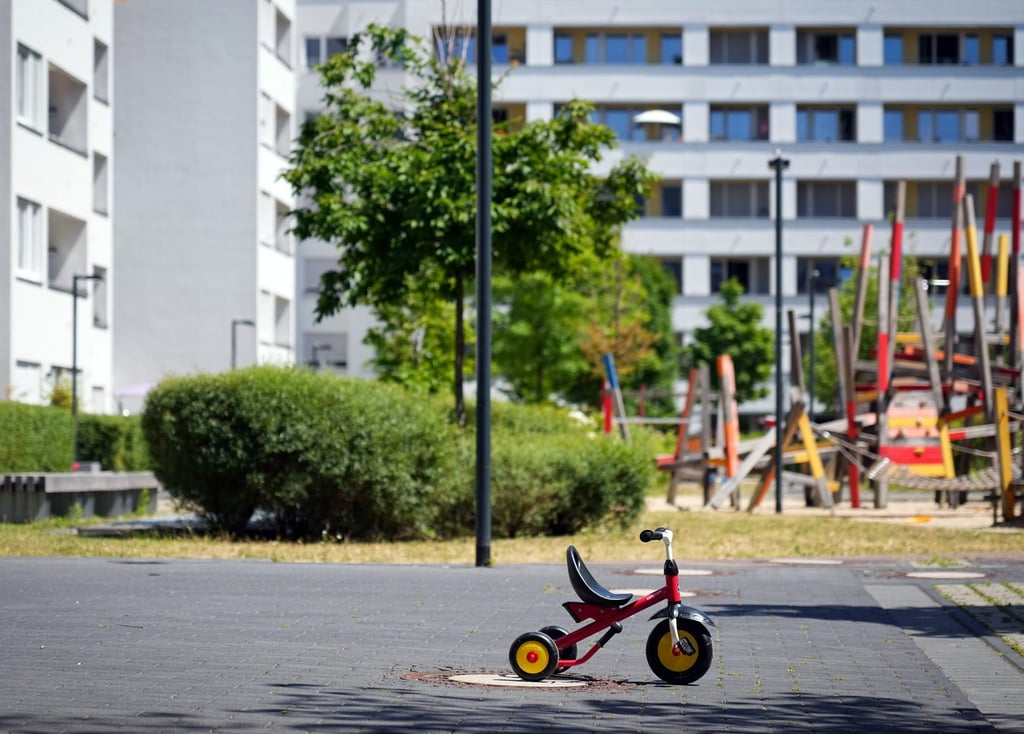 Kinder sollte man bei Hitze möglichst nicht draußen spielen lassen und die Aktivitäten lieber in die Morgenstunden legen.