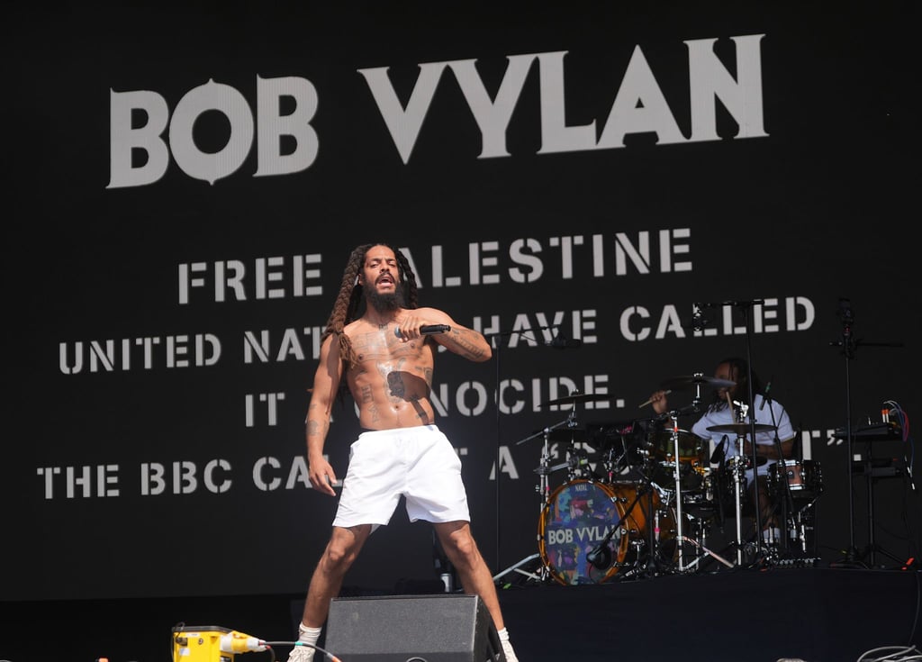 Ein Mitglied des Duos Bob Vylan skandierte israelfeindliche Parolen von der Bühne in Glastonbury.
