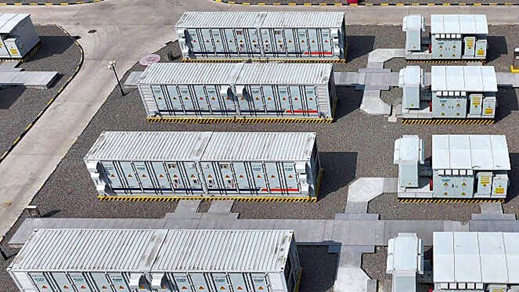 Blick auf eine moderne Batteriespeicheranlage
