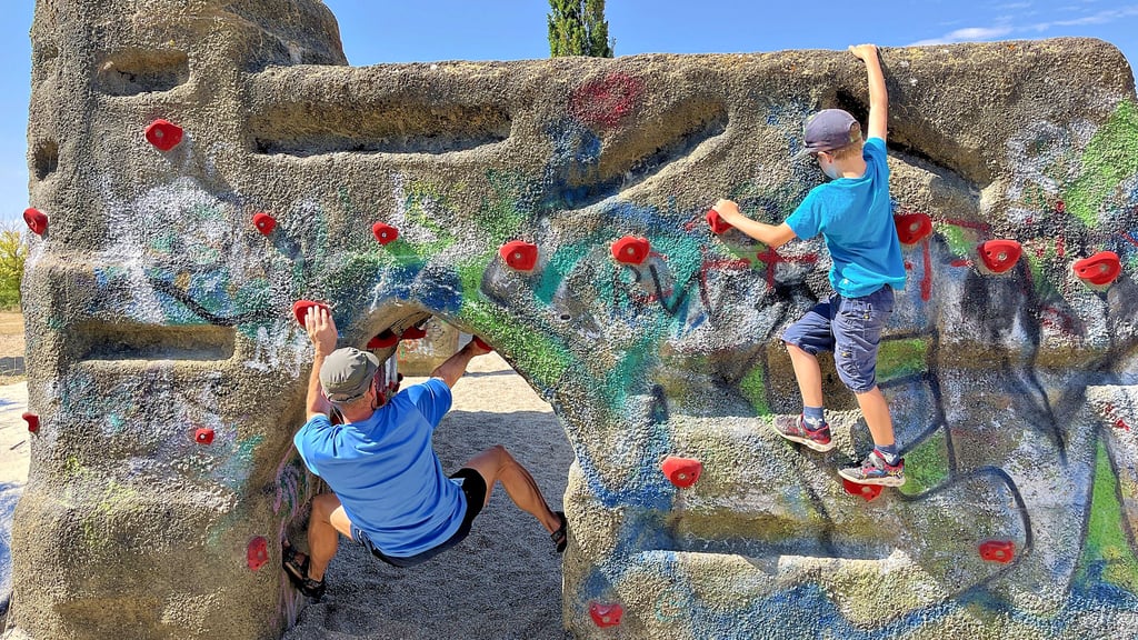Erstmals ist auch die kleine Boulderwand wieder vollständig nutzbar – mit neuen Griffen, Fallschutz und sicheren Bedingungen für Kinder.