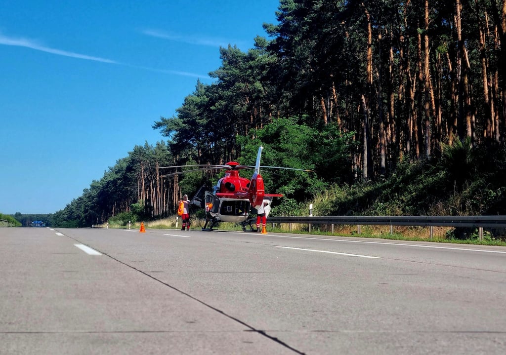 Der Rettungsdienst war mit einem Hubschrauber beim Unfall auf der Autobahn 2 in Fahrtrichtung Berlin zwischen Burg und Theeßen vor Ort.
