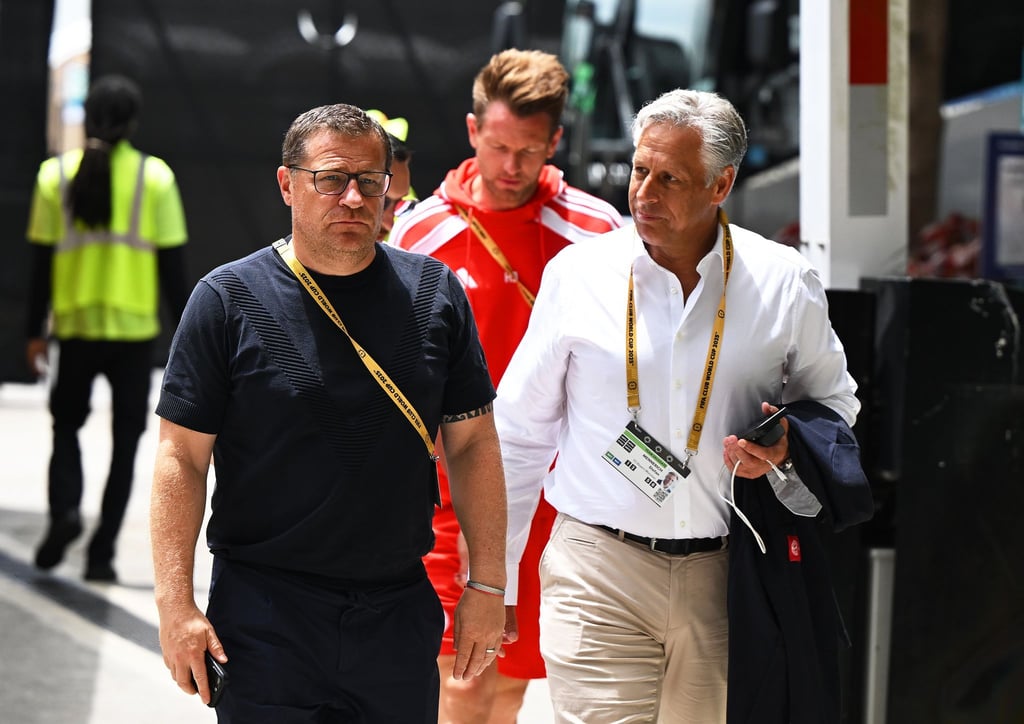 Max Eberl (l) beim Spiel des FC Bayern in Miami gegen Flamengo.