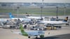 Jets von Lufthansa und AirBaltic auf dem Flughafen Frankfurt.
