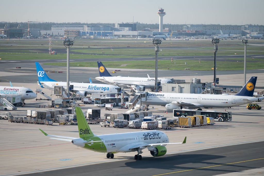 Jets von Lufthansa und AirBaltic auf dem Flughafen Frankfurt.