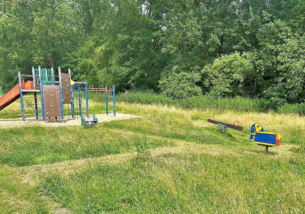 Zur Spielplatzsituation in Bad Kösen herrschte Redebedarf. In den Saalbergen haben Anwohner in Eigeninitiative den Weg zu den Spielgeräten freigelegt, so dass die Kinder nicht mehr durch das hohe Gras stapfen müssen.