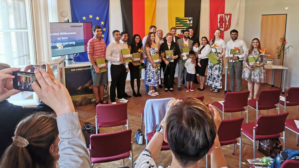 Eine große Familie: Die Neubürger und ihre Gäste am 26. Juni im Landratsamt in Halberstadt.