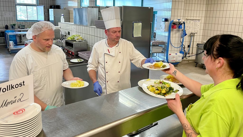 „Zweimal voll, einmal Nachschlag“: Danny Obenauff (links) und Kai Winkler geben an diesem Tag die mehr als 300 Portionen Gehacktesstippe aus.