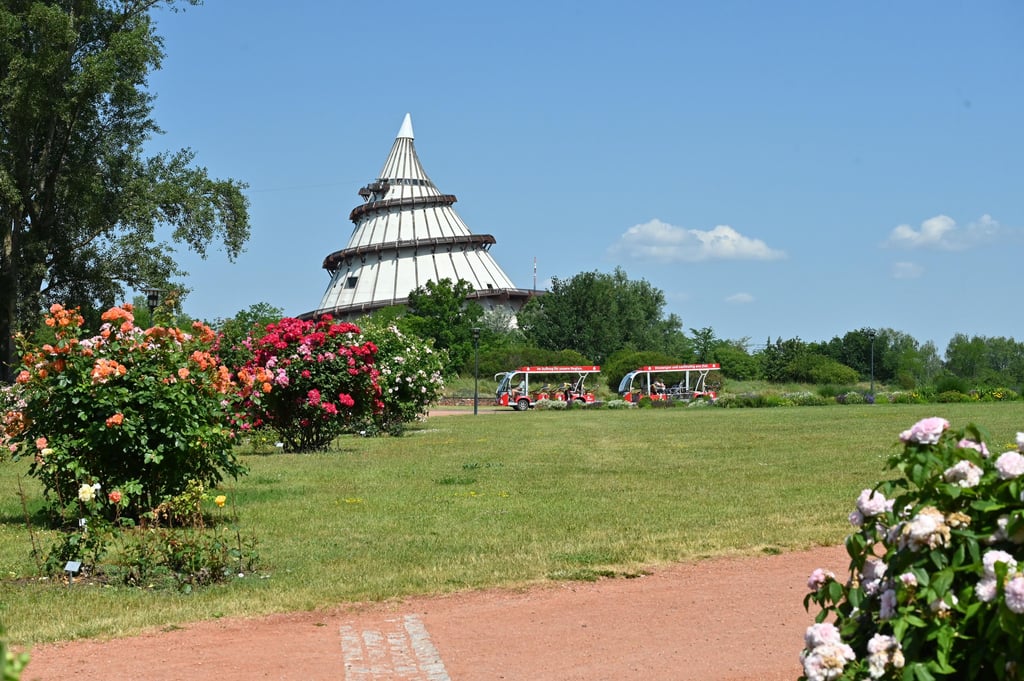 Der Jahrtausendturm im Elbauenpark Magdeburg – während eines Festivals müssen Besucher mit Einschränkungen bei einigen Attraktionen rechnen.