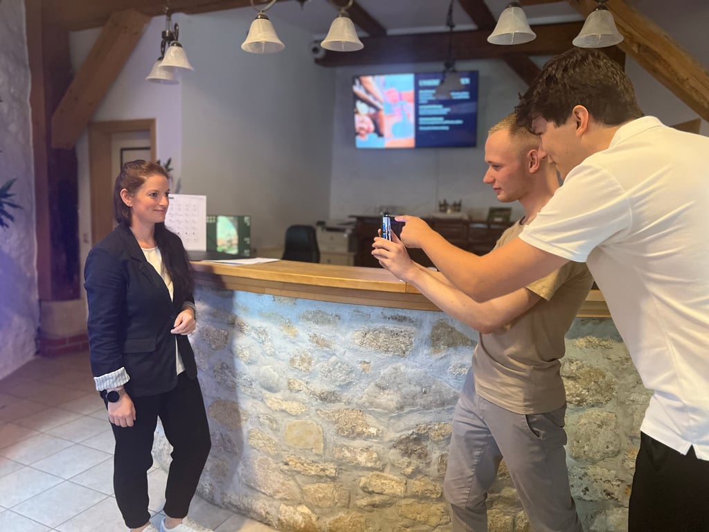Vor und hinter der Kamera: Stefanie Vogt, Niklas Hafemann und Niclas Riedlberger (von links) drehen den neuen Imagefilm für die Westerburg im Huy.