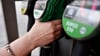 Tanken ist noch immer teurer als vor der Eskalation in Nahost - dabei ist der Ölpreis wieder gefallen.