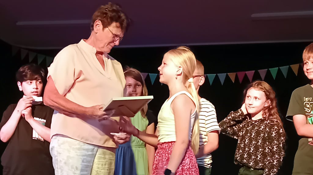 Lotte Sulfrian aus der 3. Klasse verabschiedet Elvira Taeger nach 47 Jahren im Schuldienst.