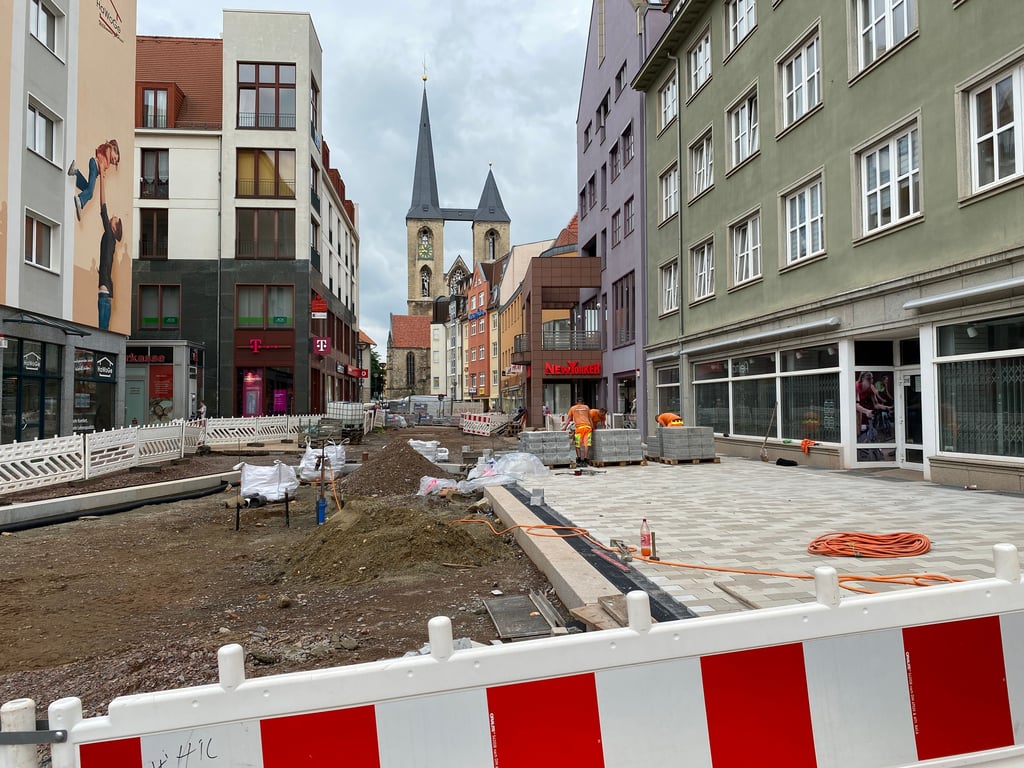 Die Bauarbeiten am Breiten Weg in Halberstadts Zentrum. Aktuell wird auf der Nordseite gepflastert.