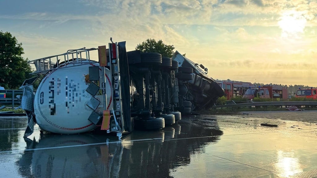 Die A2 ist bei Ziesar in Fahrtrichtung Berlin gesperrt. Hier sind nach einem Unfall eines Tanklasters etwa 24.000 Liter Olivenöl ausgelaufen. (Foto)
