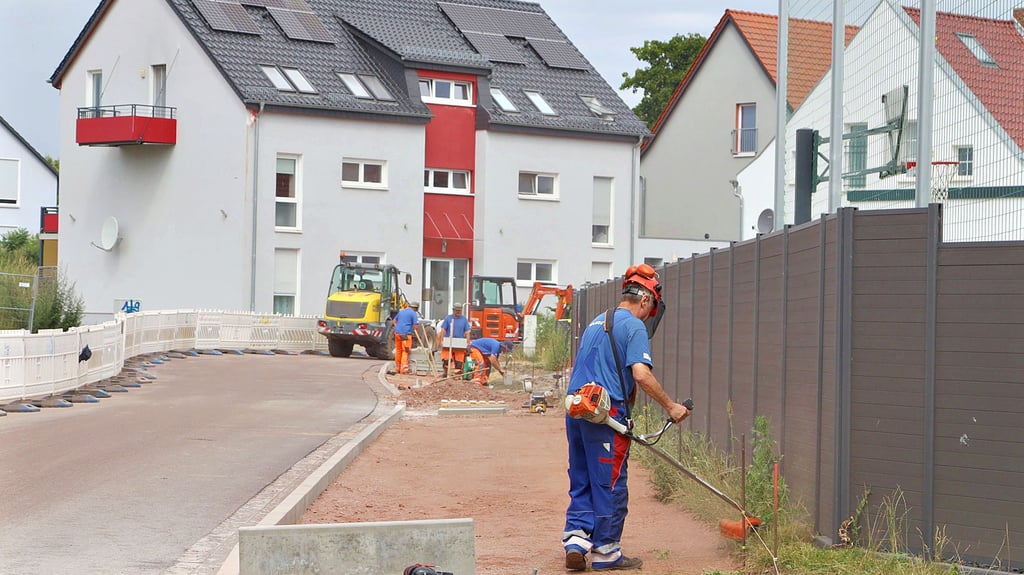 Das Bauprojekt in der Rothenseer Straße in Barleben wird voraussichtlich vier Wochen länger dauern. Mit der Aufhebung der Vollsperrung wird in etwa einem Monat gerechnet. Bevor am Dienstag das Bitumen für den Radweg kommt, müssen noch Vorarbeiten geleistet werden.
