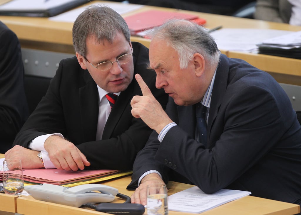 Wolfgang Böhmer, hier im Gespräch mit dem ebenfalls verstorbenen Finanzminister Jens Bullerjahn (SPD) ist im Alter von 89 Jahren gestorben.