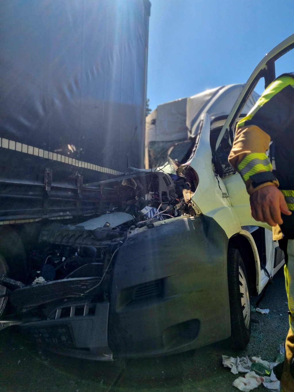 Impressionen vom Unfall auf der Autobahn 2 zwischen Burg-Ost und Theeßen: In Fahrtrichtung Berlin war ein Transporter auf einen Lkw aufgefahren. Der Fahrer wurde in seiner Kabine eingeklemt.