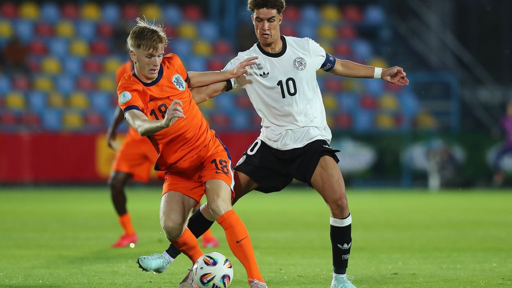 Noah Darvich (r) will beim VfB Stuttgart den Durchbruch im Profifußball schaffen.