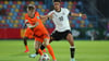 Noah Darvich (r) will beim VfB Stuttgart den Durchbruch im Profifußball schaffen.