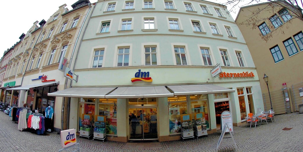 Diese Ansicht der Wendischen Straße ist 15 Jahre alt. Sie entstand, ehe Schuhladen und Drogerie an den Stadtrand zogen und der Bäcker (rechts) schloss. Noch nicht lange her, aber doch schon eine fast vergessene Ansicht der Zeitzer Innenstadt.
