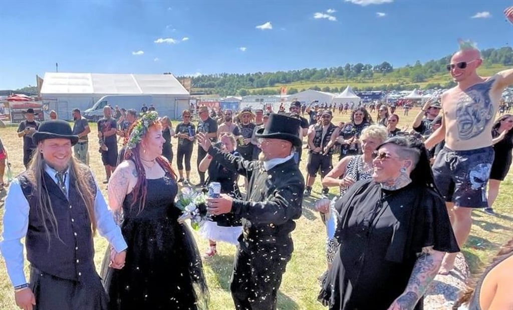 Premiere 2023: Jenny und Marius waren das erste Paar, das auf dem Rockharz-Festival in Sachsen-Anhalt getraut wurde.