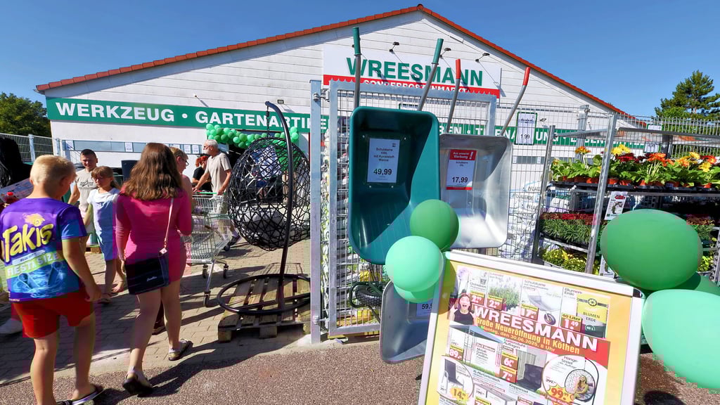 Kunden gehen in die Wreesmann-Filiale in der Geuzer Straße in Köthen. Vor Jahren gabe es hier ein Netto-Markt.