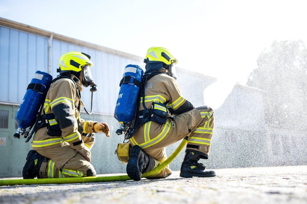 Die Feuerwehr bittet Anwohner, Fenster und Türen geschlossen zu halten. (Archivfoto)